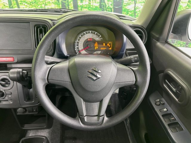 �C���e���A�ɍ��킹���f�U�C���̃X�e�A�����O�́A�^�]�������̂��Ƃ��l���A�^�]���₷���`��A�傫���ł��B�����x�A���ۂɐG���Ă��m���߂��������B