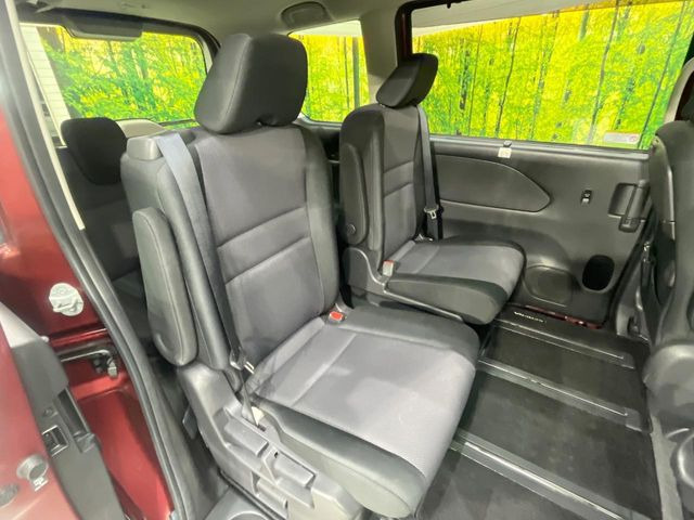 後部座席も気になるようなキズ・汚れやへたり等、大きなダメージはなく、良好な状態です。