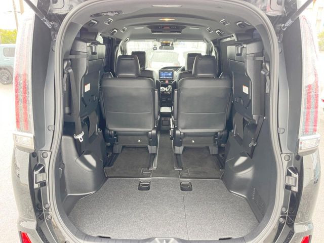 ���i�̂���������ʋ΁A���}���ɏ\���ȉ׎��X�y�[�X���m�ۂ��Ă���܂��B�T�[�h�V�[�g��|���ƁA�傫�ȉו��̐ύڂ��\�ł���