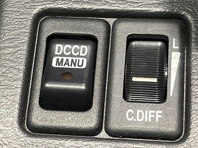 【DCCD】センターデフの差動制限力を任意にコントロール可能。これにより前後のトルク配分が変化したような挙動を車両に与えたりトラクション性能を走行場面に応じて適切にコントロール出来ます。