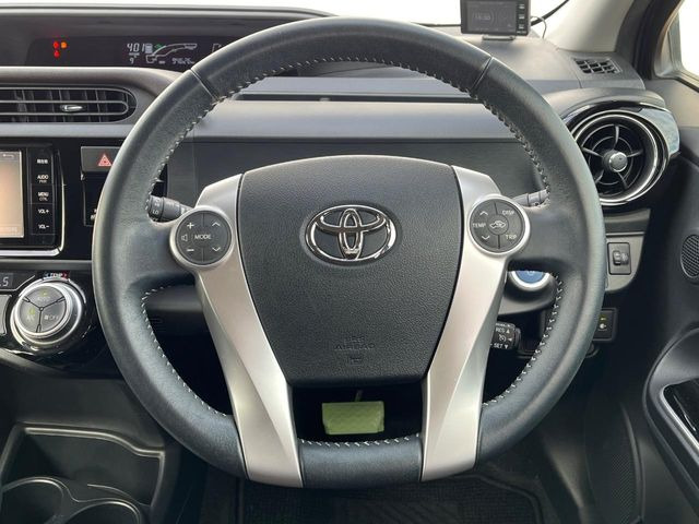 �C���e���A�ɍ��킹���f�U�C���̃X�e�A�����O�́A�^�]�������̂��Ƃ��l���A�^�]���₷���`��A�傫���ł��B�����x�A���ۂɐG���Ă��m���߂��������B