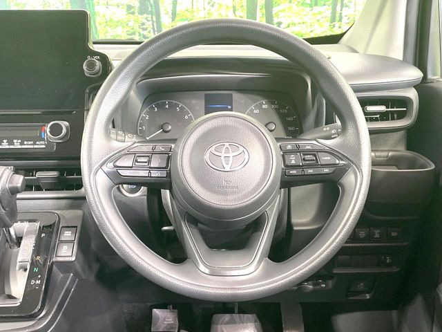 �C���e���A�ɍ��킹���f�U�C���̃X�e�A�����O�́A�^�]�������̂��Ƃ��l���A�^�]���₷���`��A�傫���ł��B�����x�A���ۂɐG���Ă��m���߂��������B