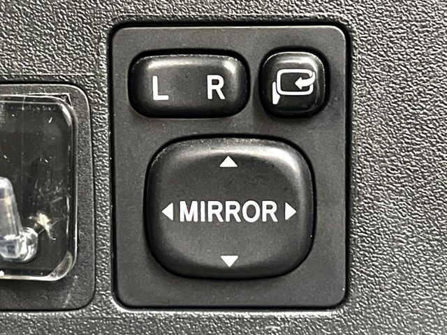 �y�d���i�[�~���[�z�T�C�h�~���[�͓d���i�[���ƂȂ��Ă���A�������ԏ�ł��L�Y�������X�N��}�����܂��B