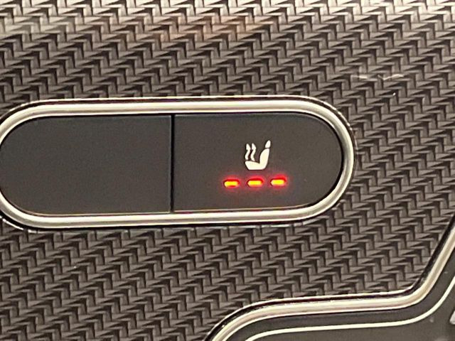 ●フロントシートヒーティング:運転席・助手席共に三段階で調節が可能なシートヒーターを装備しております。季節を問わず快適にご使用いただけます。