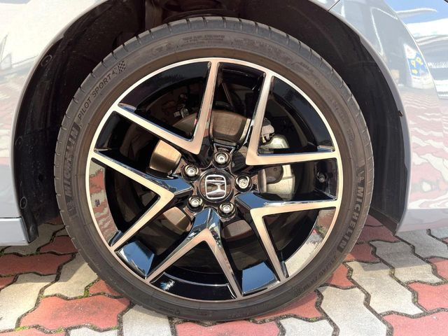 �y����18�C���`�A���~�z�C�[���z�O�ςɃ}�b�`���������A���~�z�C�[���𑕒����Ă���܂��B�e��ЊO�A���~�z�C�[����A�X�^�b�h���X�^�C�����戵�����Ă���܂��B���񂲑��k����������