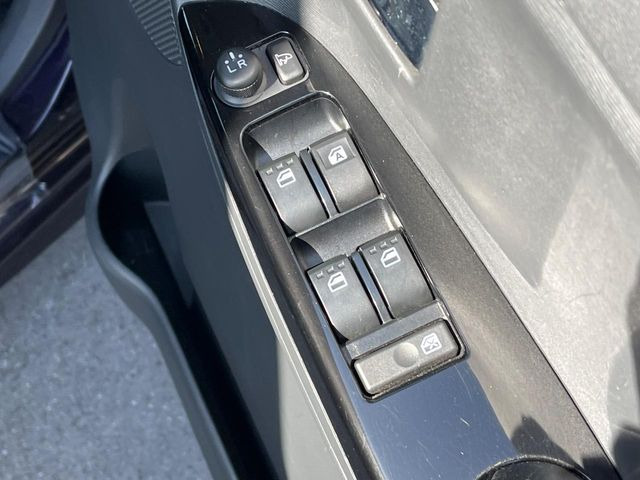 �y�d���i�[�~���[�z�T�C�h�~���[�͓d���i�[���ƂȂ��Ă���A�������ԏ�ł��L�Y�������X�N��}�����܂��B