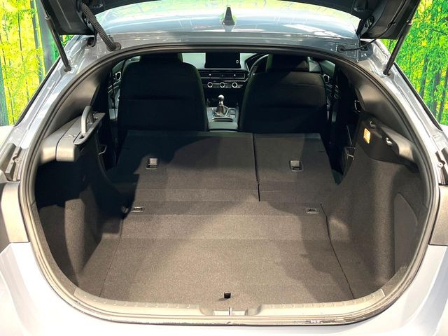 ���i�̂���������ʋ΁A���}���ɏ\���ȉ׎��X�y�[�X���m�ۂ��Ă���܂��B�Z�J���h�V�[�g��|���ƁA�傫�ȉו��̐ύڂ��\�ł���