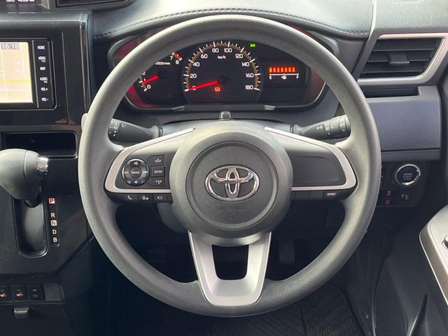 �C���e���A�ɍ��킹���f�U�C���̃X�e�A�����O�́A�^�]�������̂��Ƃ��l���A�^�]���₷���`��A�傫���ł��B�����x�A���ۂɐG���Ă��m���߂��������B