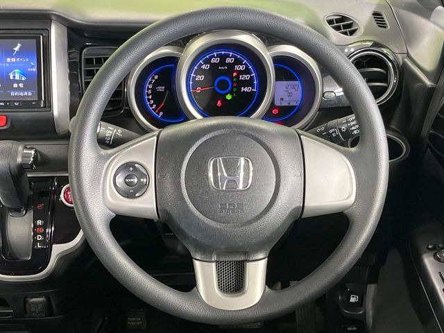 �C���e���A�ɍ��킹���f�U�C���̃X�e�A�����O�́A�^�]�������̂��Ƃ��l���A�^�]���₷���`��A�傫���ł��B�����x�A���ۂɐG���Ă��m���߂��������B