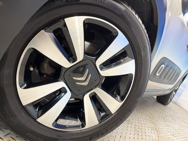 ●純正16インチアルミホイール:輸入車ならではの卓越した走りを支えるホイールと足回りです!日本車の走りに慣れている方にもぜひ体感して頂きたいほど、高いレベルでまとまっています!