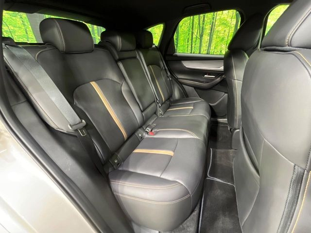 後部座席も気になるようなキズ・汚れやへたり等、大きなダメージはなく、良好な状態です。