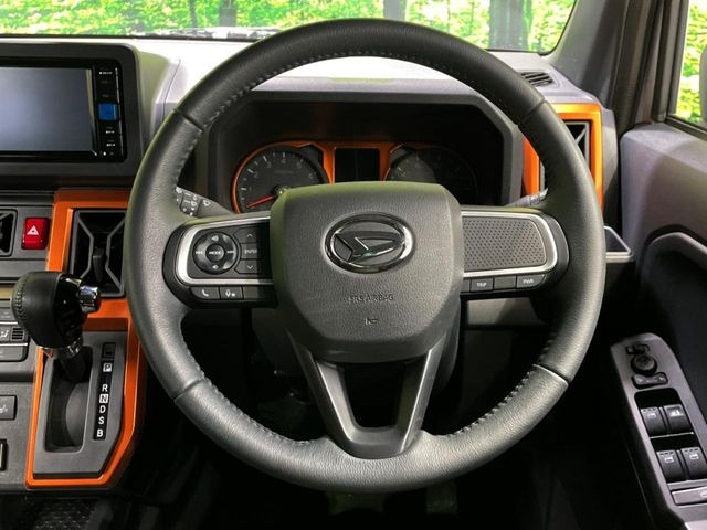 【純正革巻きステアリング】上質な革を使用することで、手にしっかり馴染みとても運転しやすいハンドルです♪