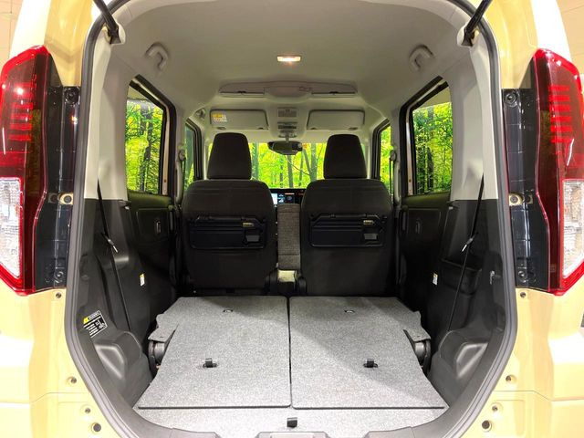 ���i�̂���������ʋ΁A���}���ɏ\���ȉ׎��X�y�[�X���m�ۂ��Ă���܂��B�Z�J���h�V�[�g��|���ƁA�傫�ȉו��̐ύڂ��\�ł���