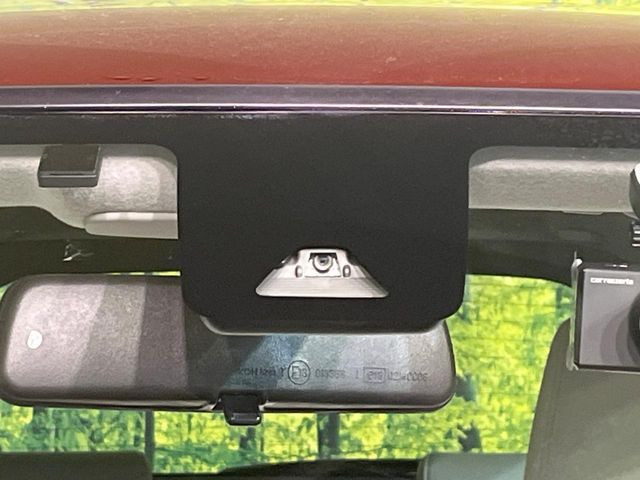 【スマートアシスト】走行中に前方の車両等を認識し、衝突しそうな時は警報とブレーキで衝突回避と被害軽減をアシスト。より安全にドライブをお楽しみいただけます。