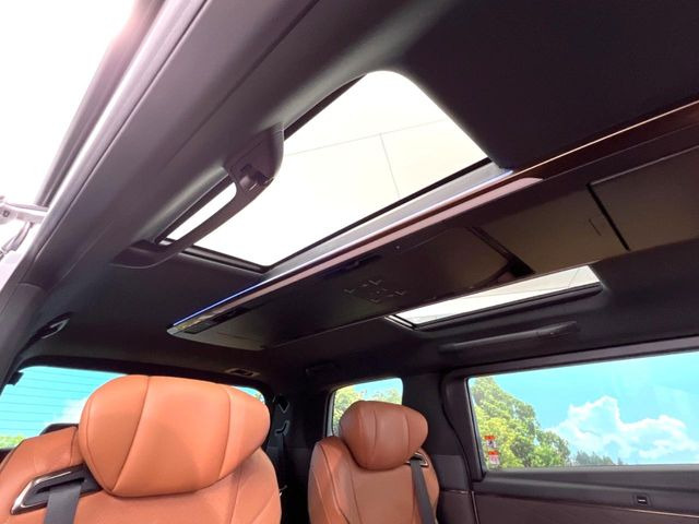 【左右独立ムーンルーフ】2列目左右席にそれぞれ配置されたガラスルーフ!日差しに合わせて片側だけシェードを閉めることも可能です!