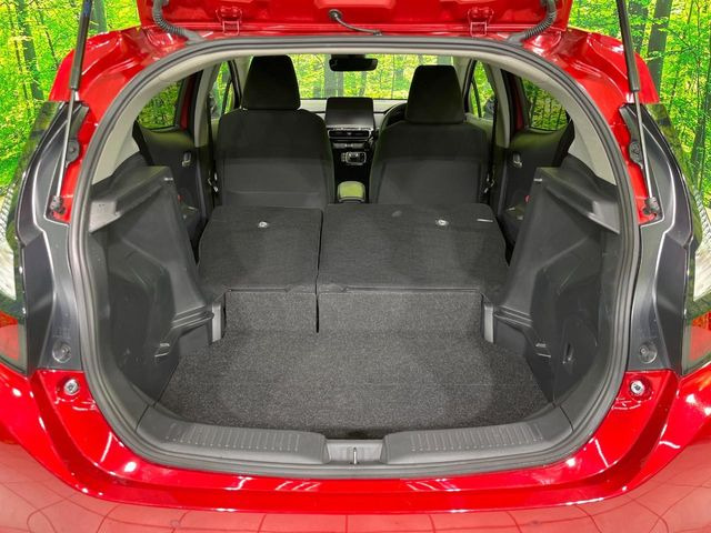 ���i�̂���������ʋ΁A���}���ɏ\���ȉ׎��X�y�[�X���m�ۂ��Ă���܂��B�Z�J���h�V�[�g��|���ƁA�傫�ȉו��̐ύڂ��\�ł���