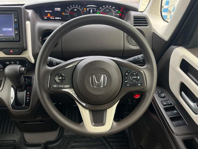 �C���e���A�ɍ��킹���f�U�C���̃X�e�A�����O�́A�^�]�������̂��Ƃ��l���A�^�]���₷���`��A�傫���ł��B�����x�A���ۂɐG���Ă��m���߂��������B