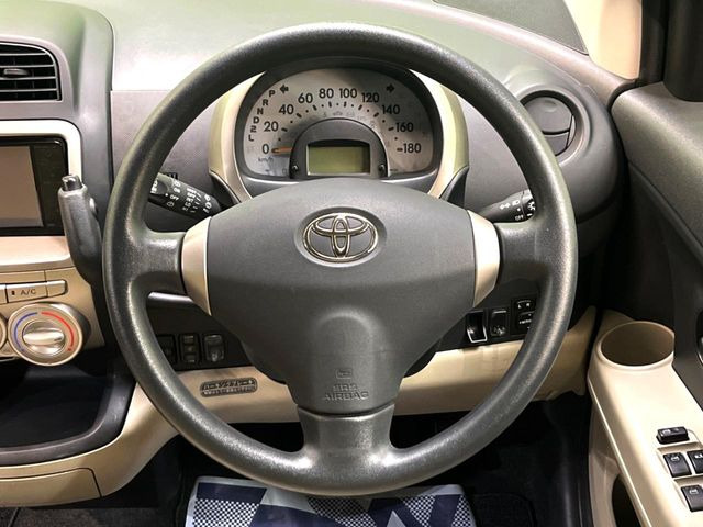 �C���e���A�ɍ��킹���f�U�C���̃X�e�A�����O�́A�^�]�������̂��Ƃ��l���A�^�]���₷���`��A�傫���ł��B�����x�A���ۂɐG���Ă��m���߂��������B