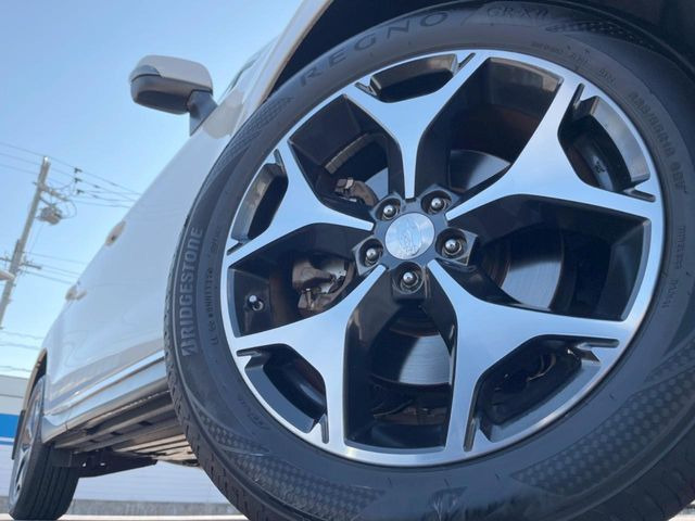 【純正18インチアルミホイール】外観にマッチした純正アルミホイールを装着しております。各種社外アルミホイールや、スタッドレスタイヤも取扱いしております。是非ご相談ください♪