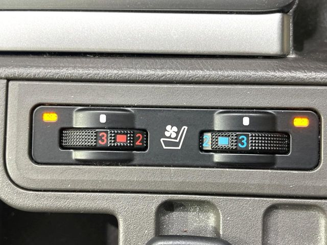 【シートベンチレーション】夏場は涼しい風でお尻や背中の熱やムレを防ぎ、冬はエアコンよりも早く温まってポカポカに!季節を問わず快適に過ごせます。