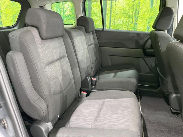 後部座席も気になるようなキズ・汚れやへたり等、大きなダメージはなく、良好な状態です。