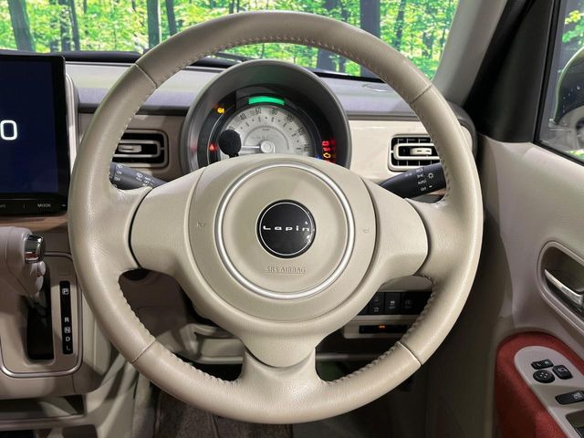 �C���e���A�ɍ��킹���f�U�C���̃X�e�A�����O�́A�^�]�������̂��Ƃ��l���A�^�]���₷���`��A�傫���ł��B�����x�A���ۂɐG���Ă��m���߂��������B