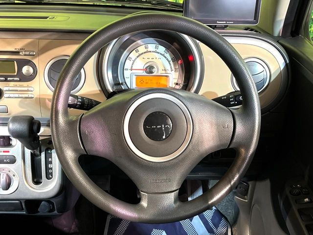 �C���e���A�ɍ��킹���f�U�C���̃X�e�A�����O�́A�^�]�������̂��Ƃ��l���A�^�]���₷���`��A�傫���ł��B�����x�A���ۂɐG���Ă��m���߂��������B