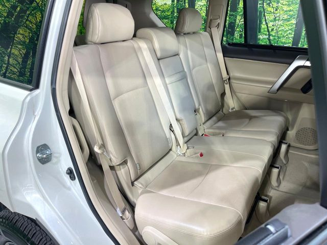 後部座席も気になるようなキズ・汚れやへたり等、大きなダメージはなく、良好な状態です。