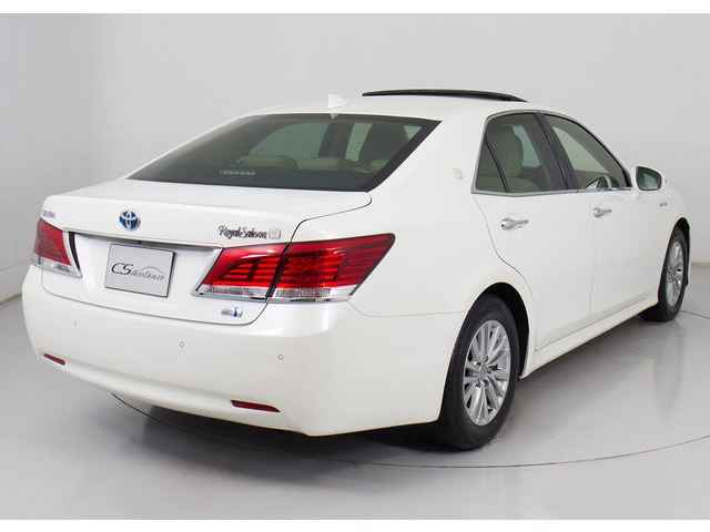 個性的なリアビューで御座います。精悍な佇まいは高級車ならではです。