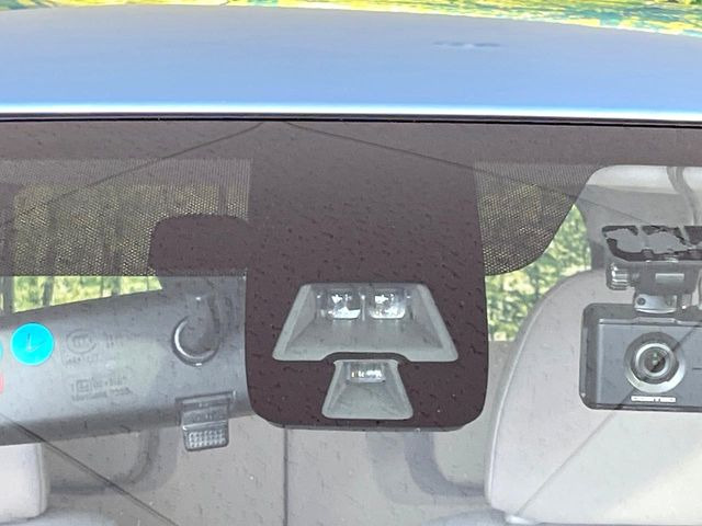 【三菱e-Assist】走行中に前方の車両等を認識し、衝突しそうな時は警報とブレーキで衝突回避と被害軽減をアシスト。より安全にドライブをお楽しみいただけます。