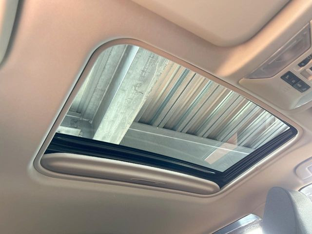 【サンルーフ】開放感たっぷりの希少装備、サンルーフが装着されています!車内に明かりを取り入れたり景色を楽しむ以外にも、車内の空気も簡単に換気できて快適です!