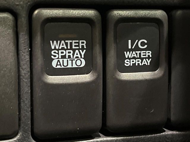 【インタークーラーウォータースプレー】インタークーラーに水を噴射して吸気温度を下げてくれます。連続した高負荷走行時でも安定したエンジン性能を発揮します。