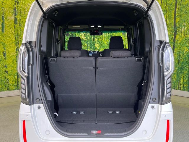 ���i�̂���������ʋ΁A���}���ɏ\���ȉ׎��X�y�[�X���m�ۂ��Ă���܂��B�Z�J���h�V�[�g��|���ƁA�傫�ȉו��̐ύڂ��\�ł���