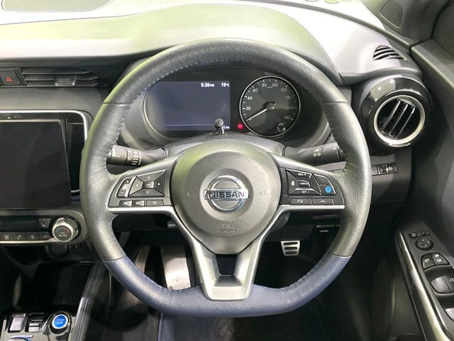 インテリアに合わせたデザインのステアリングは、運転される方のことも考え、運転しやすい形状、大きさです。是非一度、実際に触ってお確かめください。