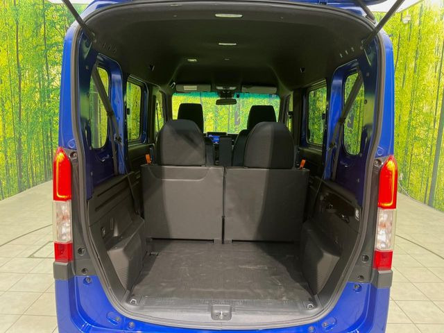 ���i�̂���������ʋ΁A���}���ɏ\���ȉ׎��X�y�[�X���m�ۂ��Ă���܂��B�Z�J���h�V�[�g��|���ƁA�傫�ȉו��̐ύڂ��\�ł���