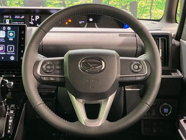 �C���e���A�ɍ��킹���f�U�C���̃X�e�A�����O�́A�^�]�������̂��Ƃ��l���A�^�]���₷���`��A�傫���ł��B�����x�A���ۂɐG���Ă��m���߂��������B