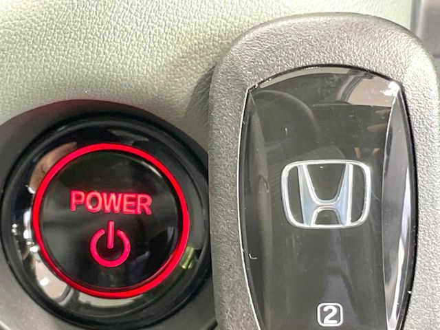 【Hondaスマートキー】カバンやポケットに入れたままでもドアの施錠・解錠が可能なスマートキーを装備。エンジンのオン・オフ時もカギを取り出す必要が無いからとっても便利です♪