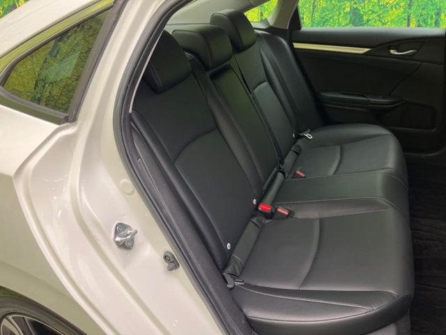 後部座席も気になるようなキズ・汚れやへたり等、大きなダメージはなく、良好な状態です。