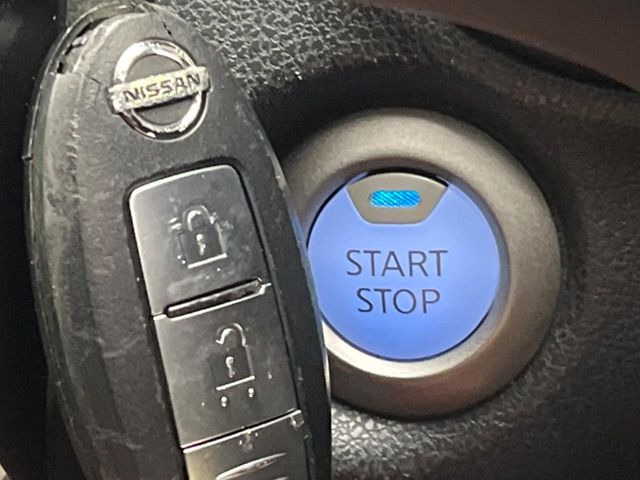 【インテリジェントキー】カバンやポケットに入れたままでもドアの施錠・解錠が可能なスマートキーを装備。エンジンのオン・オフ時もカギを取り出す必要が無いからとっても便利です♪