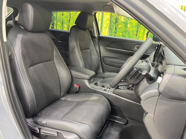 運転席シート廻りは使用感も少なく、良好な状態となっています。前オーナー様が丁寧に使っていたことがよくわかりますね。