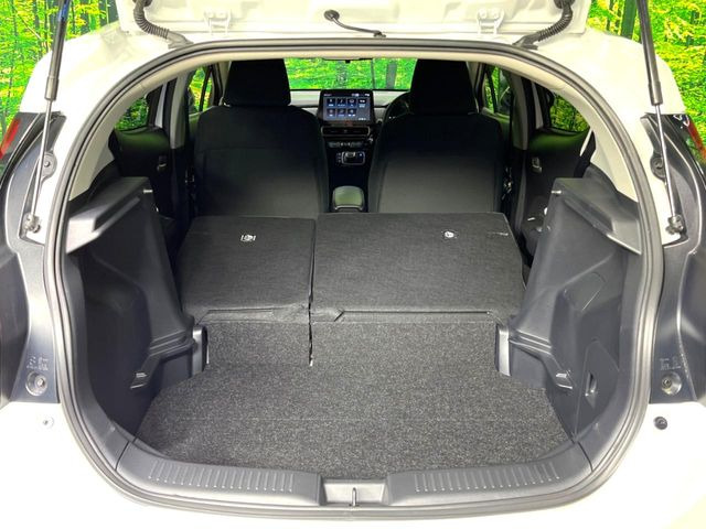 ���i�̂���������ʋ΁A���}���ɏ\���ȉ׎��X�y�[�X���m�ۂ��Ă���܂��B�Z�J���h�V�[�g��|���ƁA�傫�ȉו��̐ύڂ��\�ł���