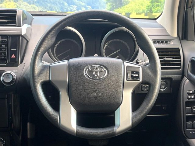 �C���e���A�ɍ��킹���f�U�C���̃X�e�A�����O�́A�^�]�������̂��Ƃ��l���A�^�]���₷���`��A�傫���ł��B�����x�A���ۂɐG���Ă��m���߂��������B