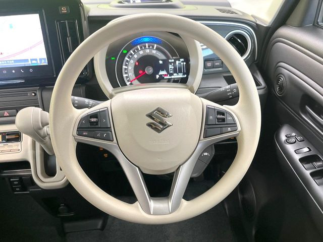 インテリアに合わせたデザインのステアリングは、運転される方のことも考え、運転しやすい形状、大きさです。是非一度、実際に触ってお確かめください。