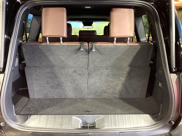 ���i�̂���������ʋ΁A���}���ɏ\���ȉ׎��X�y�[�X���m�ۂ��Ă���܂��B�Z�J���h�V�[�g��|���ƁA�傫�ȉו��̐ύڂ��\�ł���