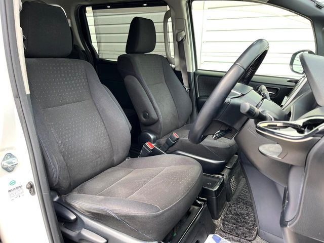 運転席シート廻りは使用感も少なく、良好な状態となっています。丁寧に使われていたことがよくわかりますね。