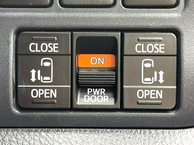 【両側パワースライドドア】スマートキーや運転席のスイッチで後席両側スライドドアの開閉が可能♪電動だから力を入れてドアを開ける必要が無く、小さなお子様でも簡単に開け閉めでき快適です♪