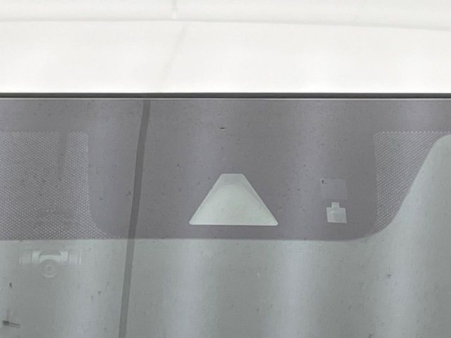 【ホンダセンシング】走行中に前方の車両等を認識し、衝突しそうな時は警報とブレーキで衝突回避と被害軽減をアシスト。より安全にドライブをお楽しみいただけます。