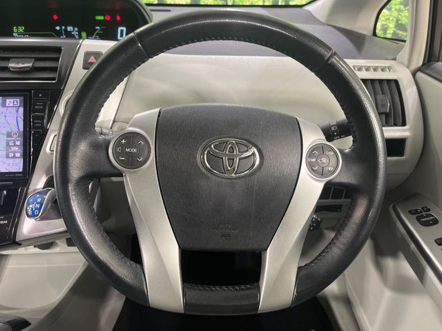 �C���e���A�ɍ��킹���f�U�C���̃X�e�A�����O�́A�^�]�������̂��Ƃ��l���A�^�]���₷���`��A�傫���ł��B�����x�A���ۂɐG���Ă��m���߂��������B