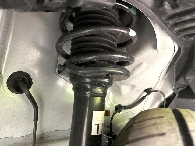 お車を安心してお乗りいただく為には、足回りの定期点検が欠かせません。サービスサポート(有償保証)では無料点検もご提供しており、安心のカーライフをお過ごしいただけるサポート体制が整っています。