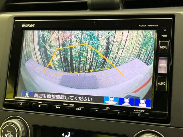 【バックカメラ】駐車時に後方がリアルタイム映像で確認できます。大型商業施設や立体駐車場での駐車時や、夜間のバック時に大活躍!運転スキルに関わらず、今や必須となった装備のひとつです!